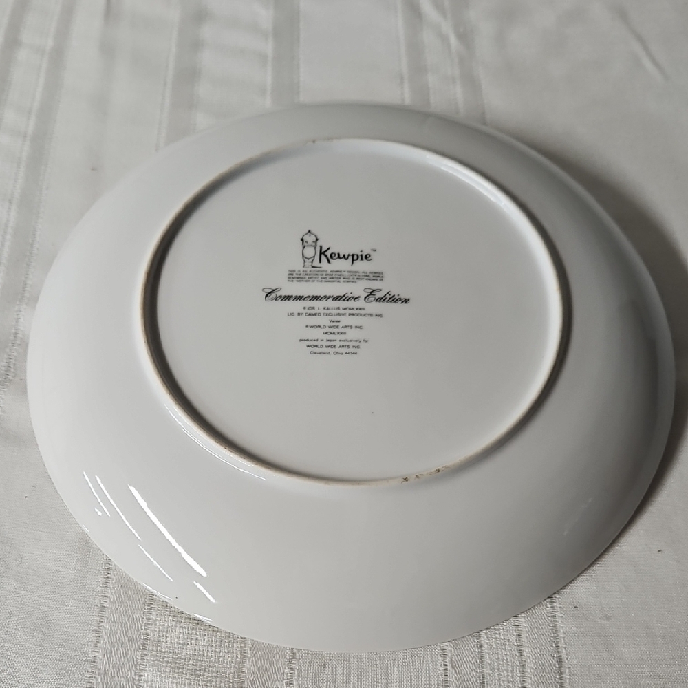 Vintage Christmas Plate with Santa Design - Picture 2 of 3